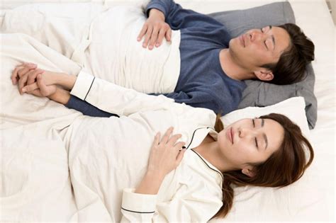 同じ ベッド で 寝る 付き合っ て ない|手を繋いで寝る心理や効果！付き合っていないのに手を繋いで寝 .